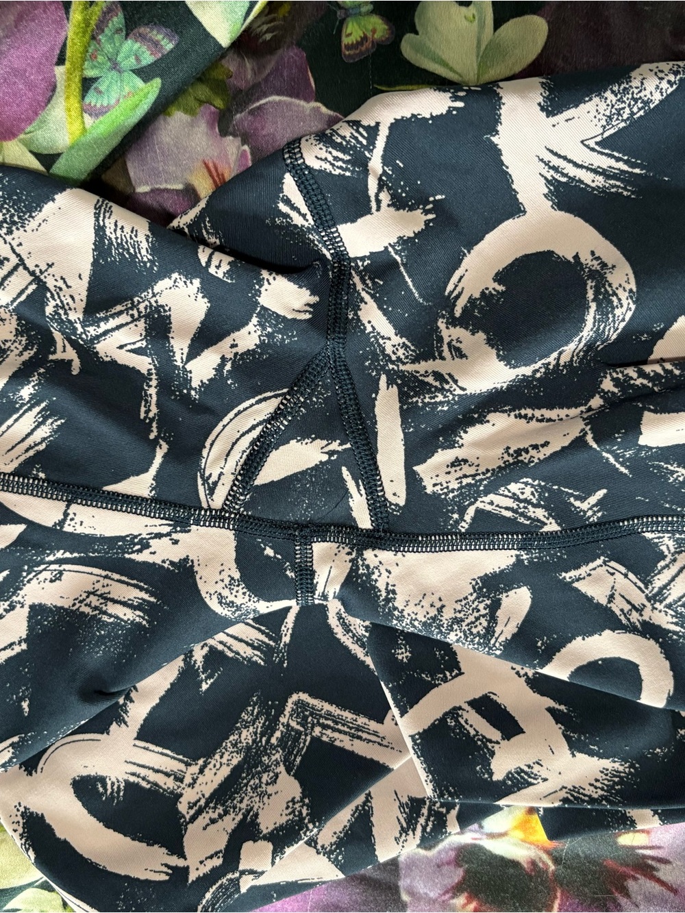 Lululemon leggings Graffitti Pop Antoinette/True Navy - Picture 4 of 5